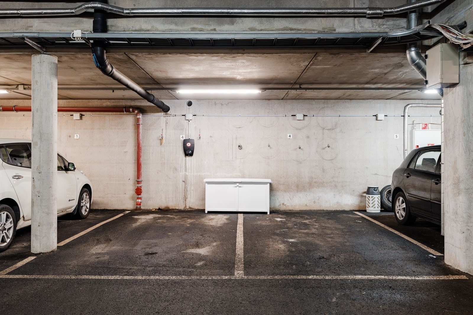 Andelen disponerer to garasjeplasser med elbillading. Galleribilde
