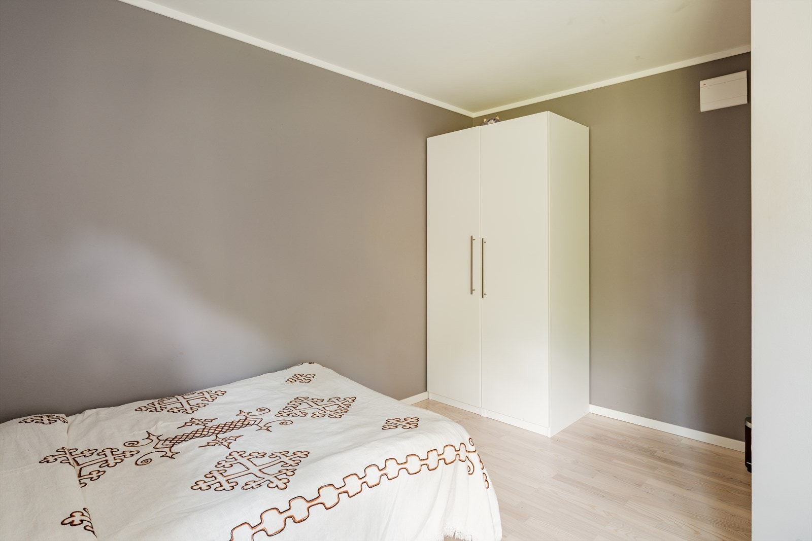 Det er god plass til seng, garderobeskap og skrivebord. Galleribilde