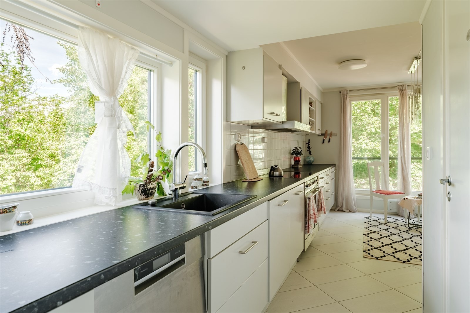 Kjøkkenet består av komfyr, koketopp, opplegg for oppvaskmaskin og vinskap. Galleribilde