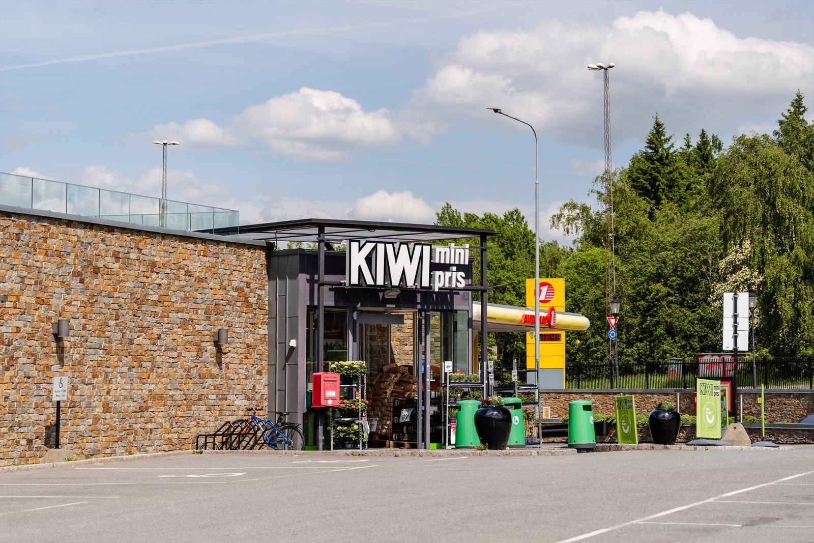 Kiwi er nærmeste daglivarebutikk og ligger i gangavstand fra boligen. Galleribilde