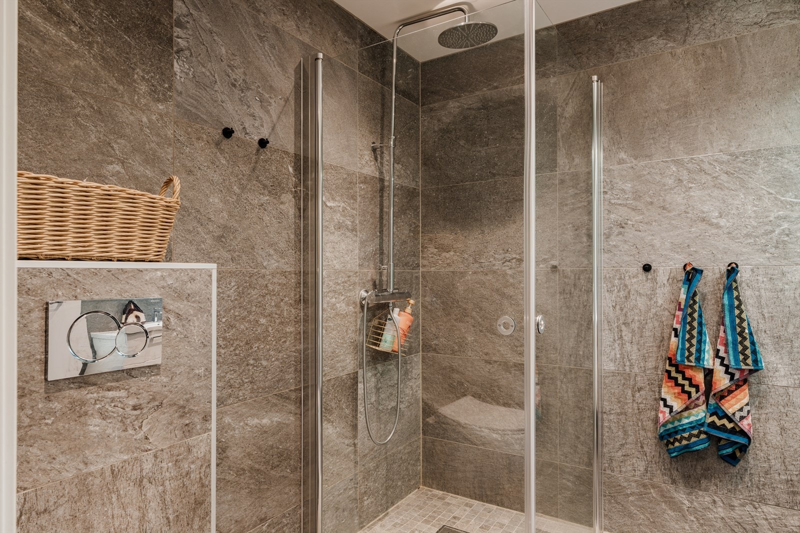 Innredningen består av veggmontert WC, dusjplass med vegger, servant med ettgreps blandebatteri i innredning og opplegg for vaskemaskin. Galleribilde