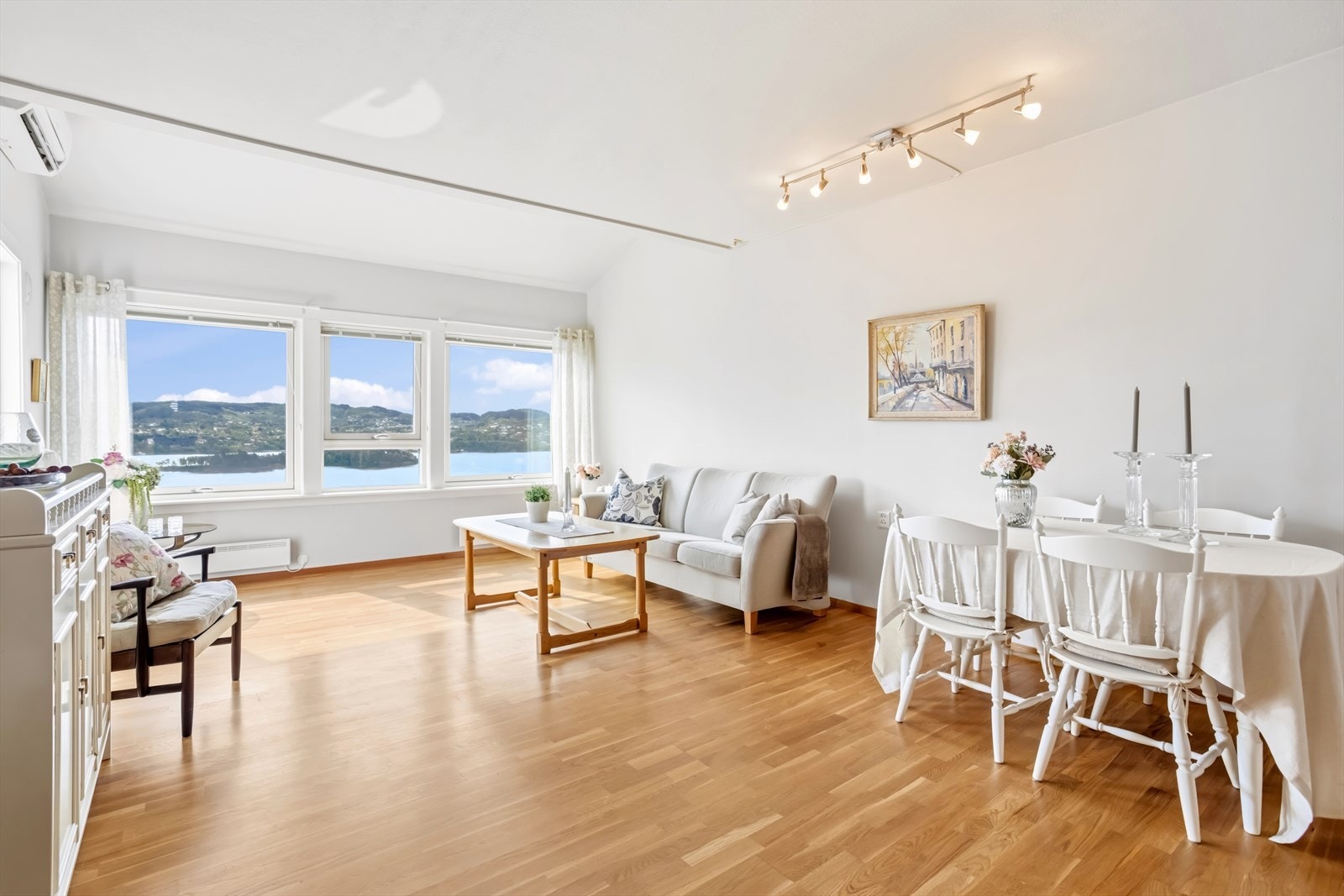 De gode lysforholdene, kombinert med en praktisk planløsning, skaper en trivelig og innbydende atmosfære - perfekt for både hverdag og sosiale sammenkomster. Galleribilde