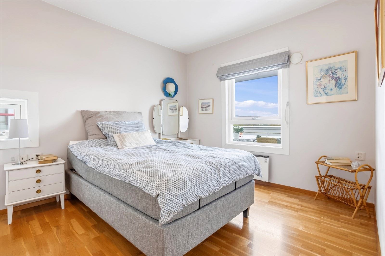 Leiligheten har to gode soverom, begge med praktiske oppbevaringsløsninger som gir ryddige og funksjonelle rom. Galleribilde