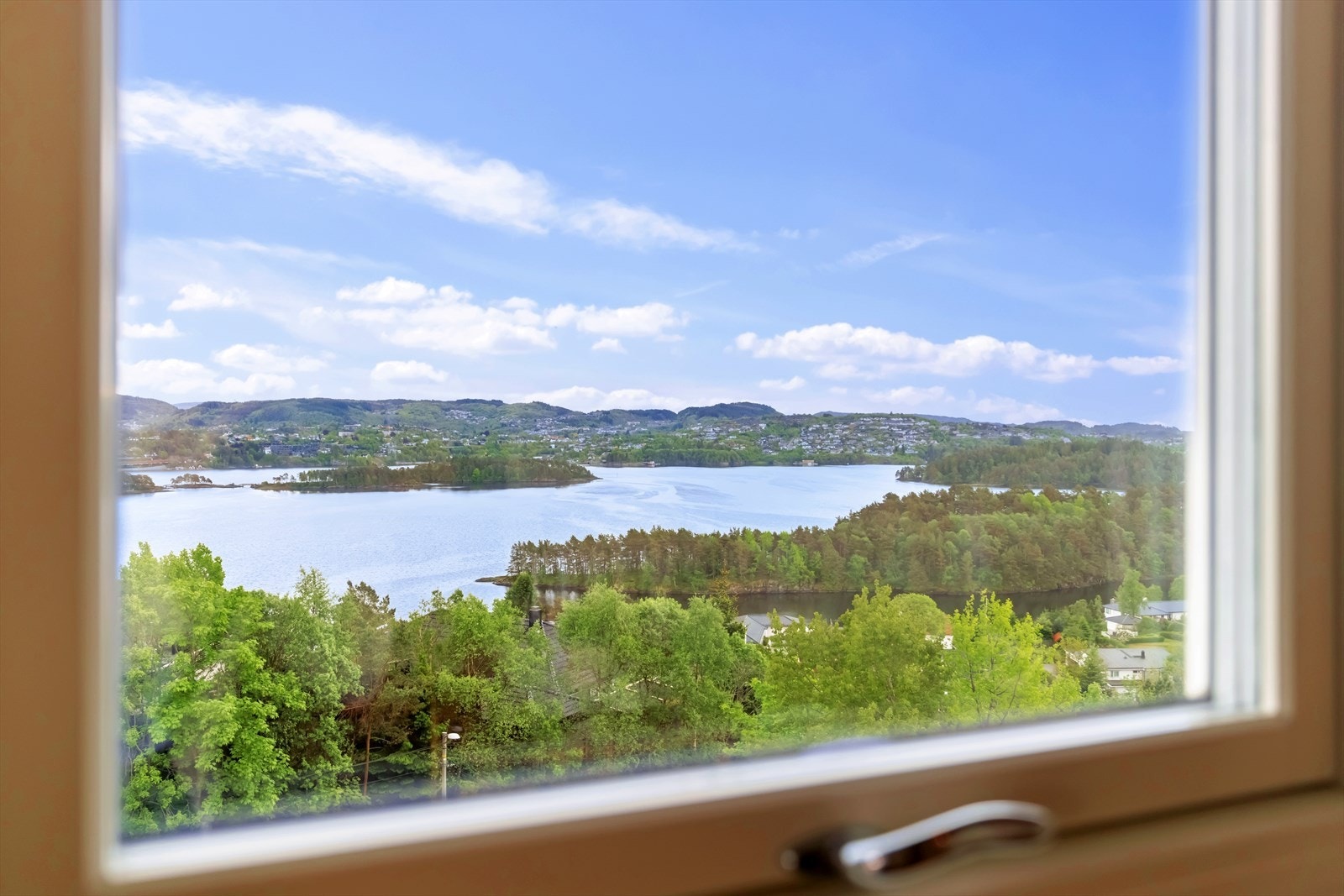 Utsynet strekker seg ut over vakre omgivelser med panoramautsikt av Nordåsvannet, der himmel og vann møtes i et rolig og harmonisk landskap. Galleribilde