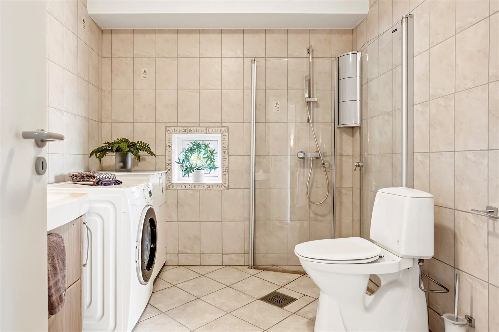 Det er varmekabler i gulv som bidrar til god komfort, samt opplegg for vaskemaskin og mekanisk ventilasjon. Galleribilde