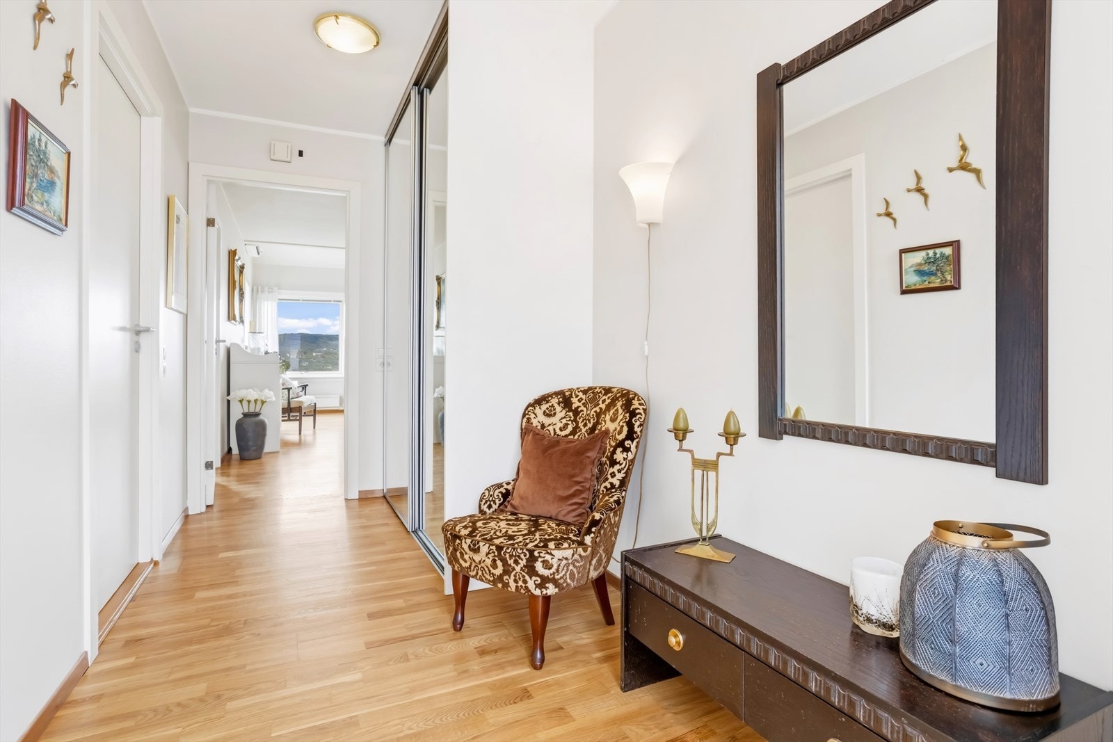 Velkommen til en hyggelig entré med praktisk oppbevaring bak skyvedøren til høyre. Galleribilde
