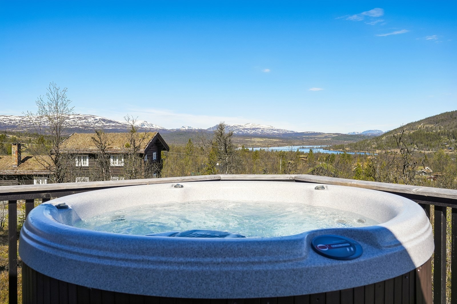 Jacuzzi bidrar til en ekstra luksuriøs opplevelse, enten man ønsker å starte dagen med utsikt over fjellene eller avslutte kvelden under stjernehimmelen. Galleribilde