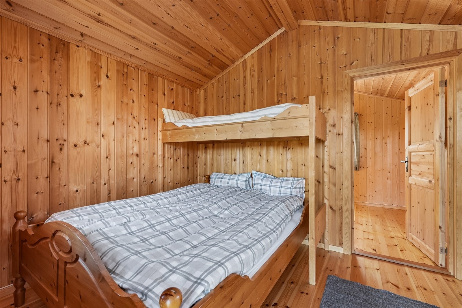 På eiendommen finnes også et uthus som er brukt som anneks, innredet med flere sengeplasser. (ikke omsøkt) Dette er et flott supplement til hytta og egner seg godt for gjester som ønsker litt ekstra privatliv. Galleribilde