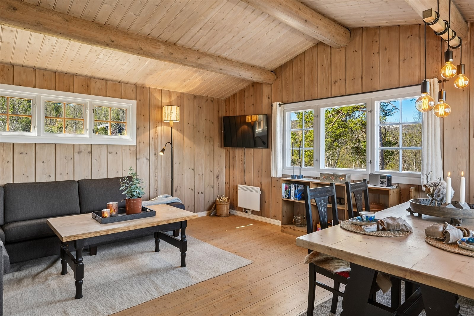 Stua har god plass til både sofagruppe og spisebord. Galleribilde