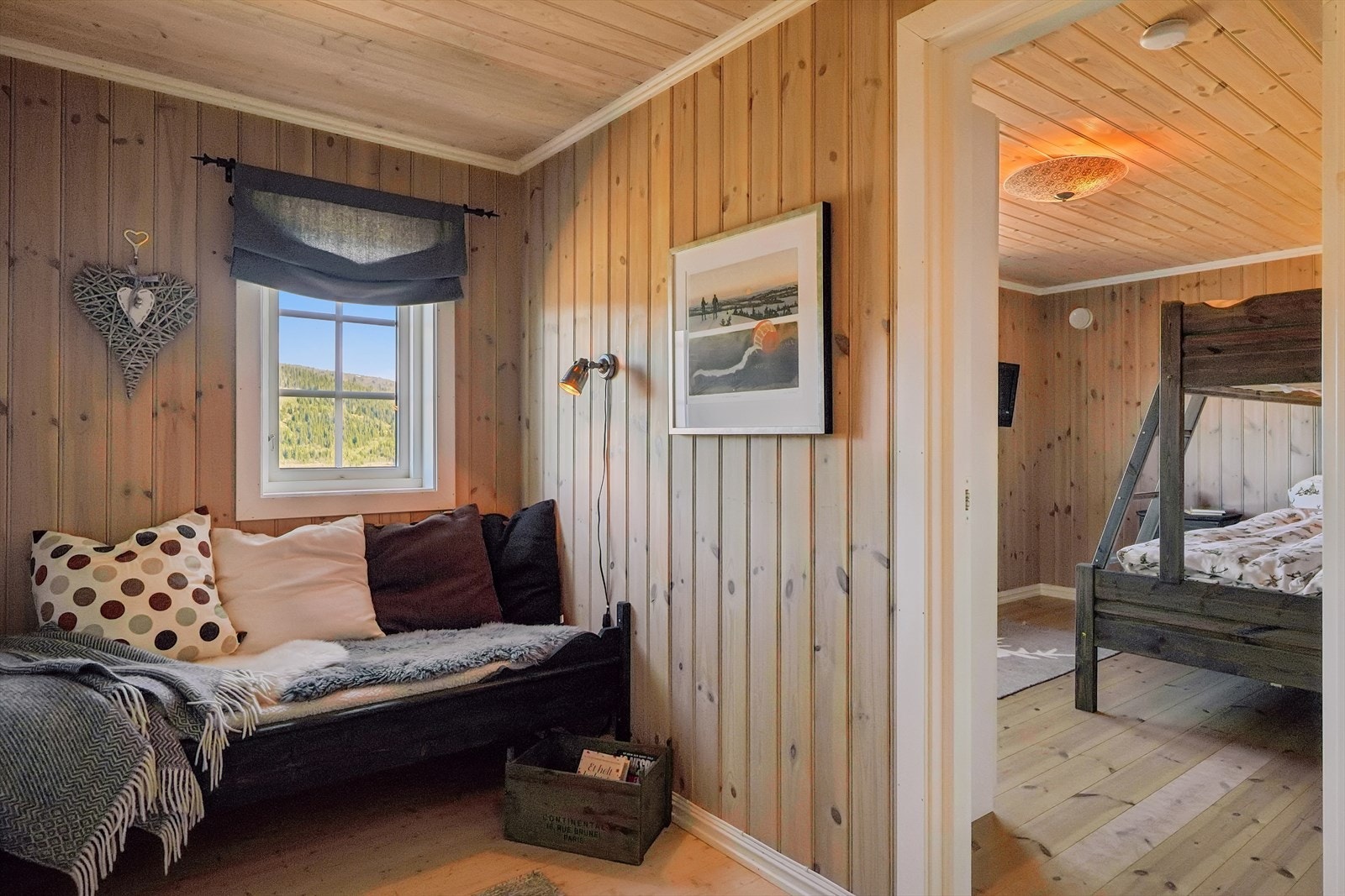 Her er det også plass til en mindre sittegruppe eller lesekrok, perfekt for rolige stunder eller som et ekstra oppholdsrom for ungdom og gjester. Galleribilde