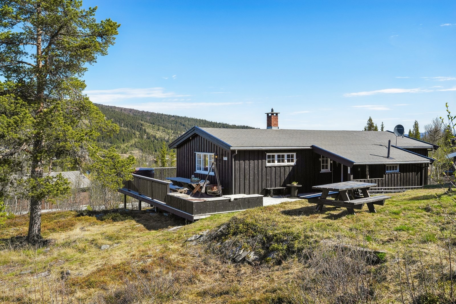 Nærheten til butikk, spisesteder, skiløyper, alpinanlegg og flotte turmuligheter gjør dette til en eiendom som kan nytes året rundt. Galleribilde