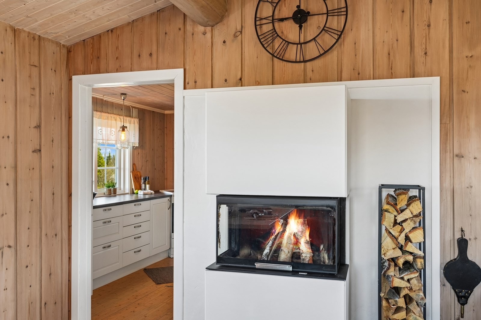 Hyttas stue er et naturlig samlingspunkt for familie og venner. Her skaper peis med innsats en lun og behagelig atmosfære etter aktive dager ute i fjellet. Galleribilde