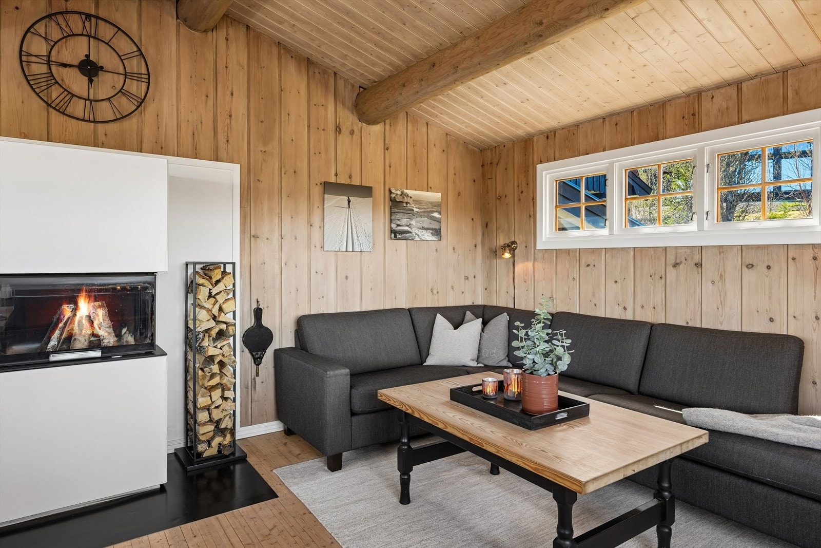 Rommet har mønet himling med synlige åser, noe som gir både særpreg og en luftig romfølelse. Galleribilde