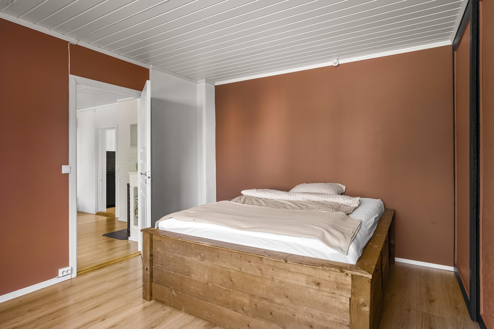 Det er god plass til dobbeltseng med tilhørende nattbord og en stor skyvedørsgarderobe for enkel orden. Galleribilde