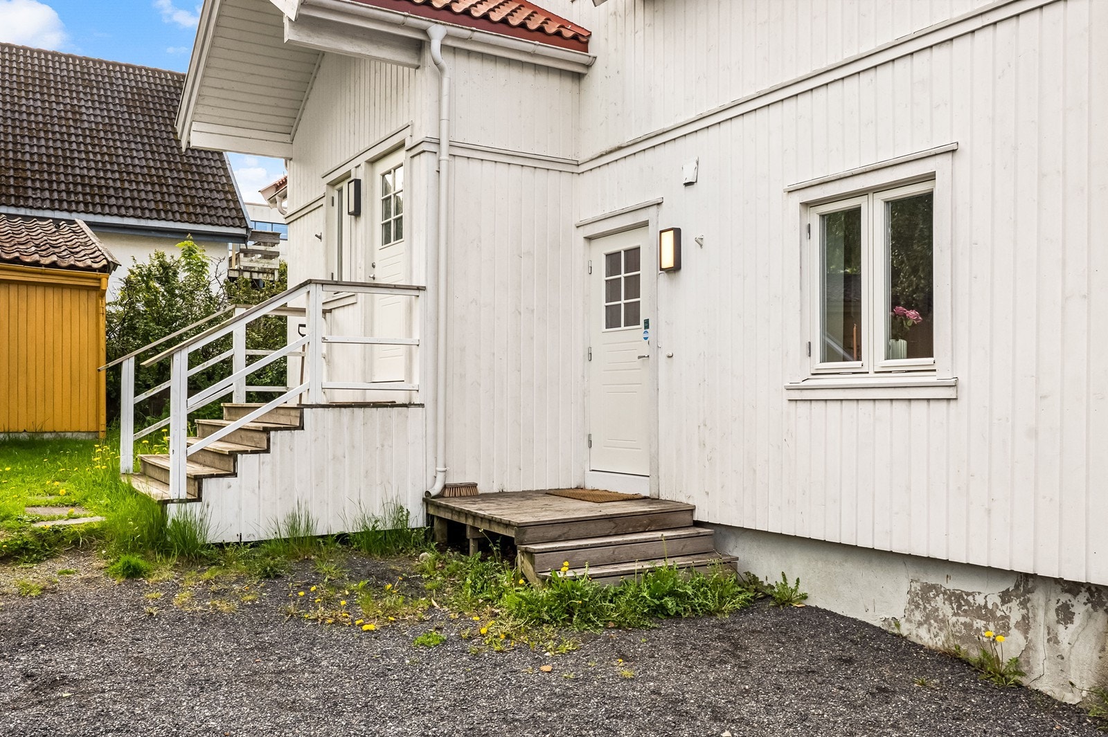 Leiligheten har eget utvendig inngangsparti som ligger skjermet og usjenert til på baksiden av huset. Galleribilde