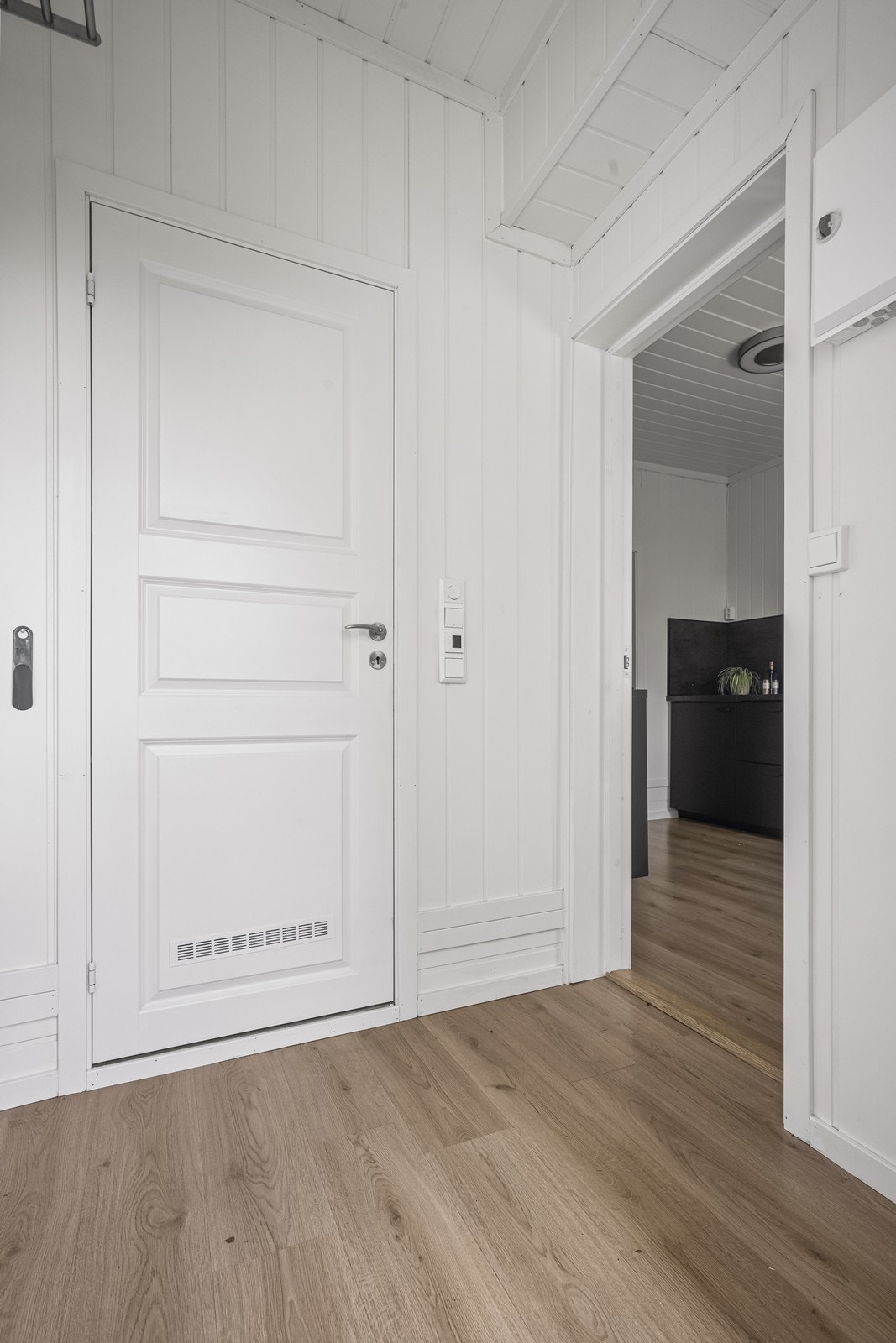 Badet fra 2019 er praktisk plassert med adkomst fra gangen, som forøvrig har plass til oppheng og til å sette fra seg sko. Galleribilde