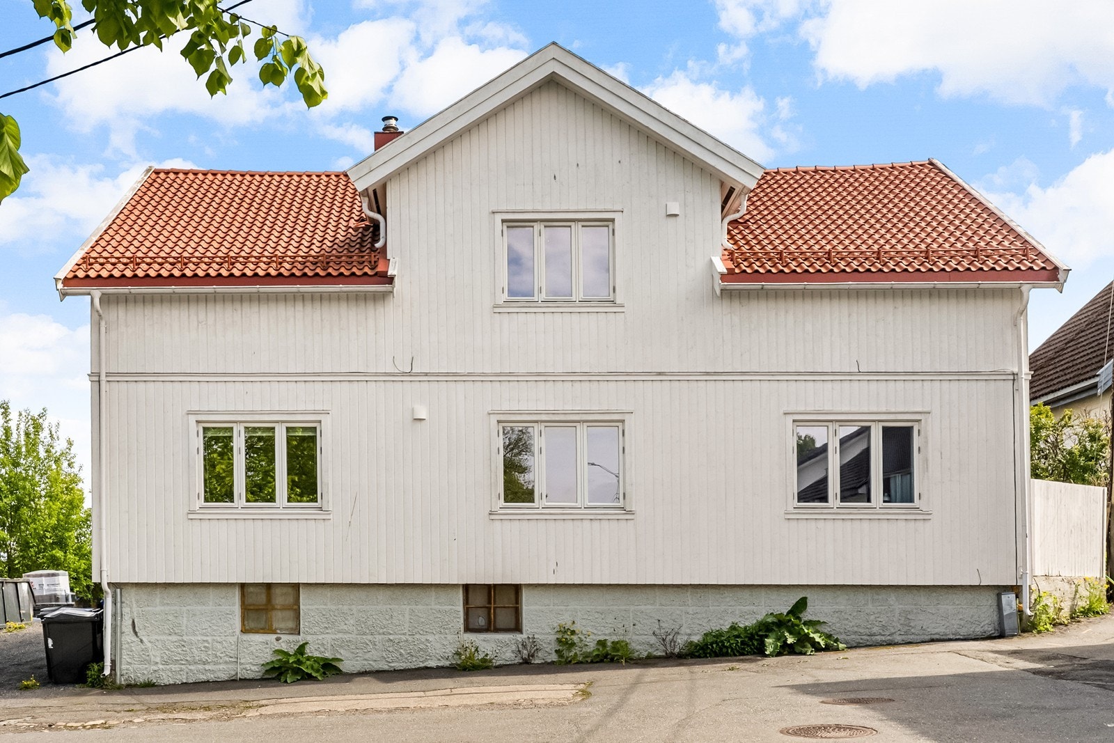 Fasaden ble oppgradert i ca. 2019 med etterisolering, ny kledning, nye vinduer og påbygget tak. Galleribilde