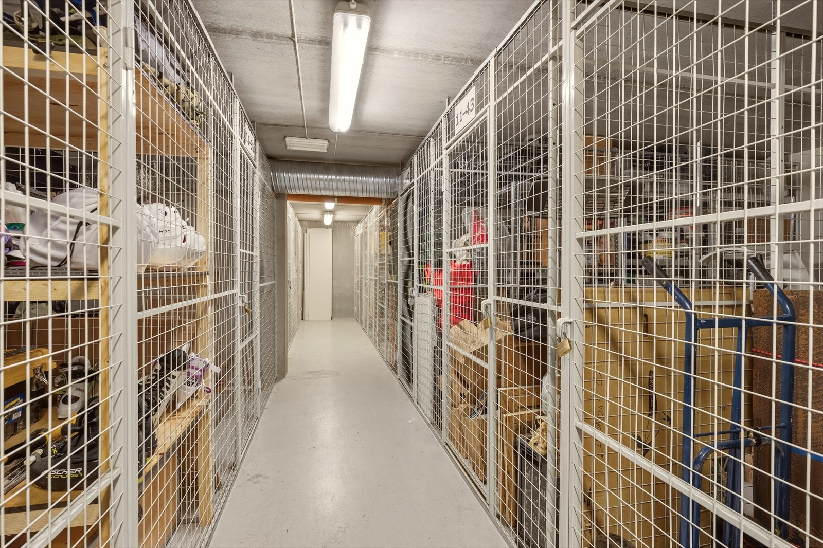 Nettingbod på ca. 5 kvm. i felles, avlåst rom i kjelleren. Galleribilde