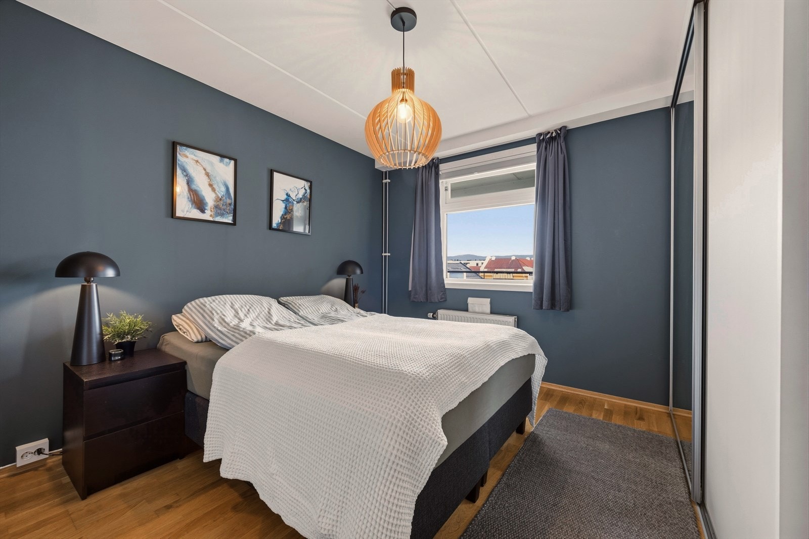 Hovedsoverommet har integrert skyvedørsgarderobe samt skyvedør inn til eget omkledningsrom. Galleribilde