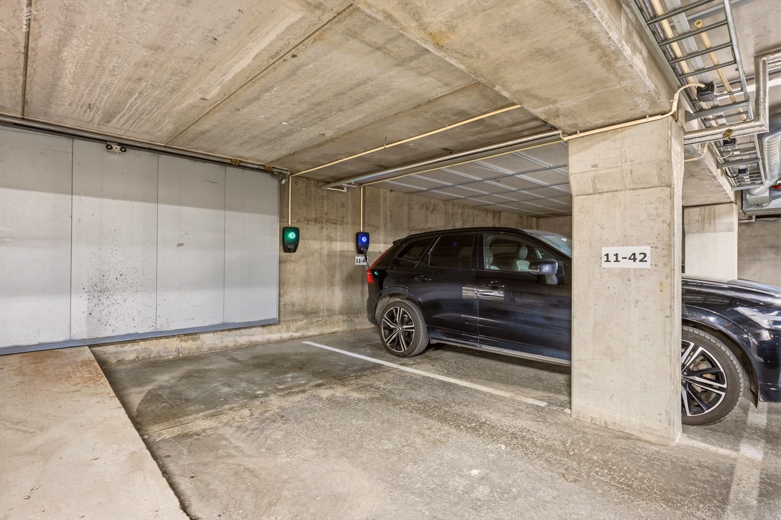 Garasjeplass med elbil-lader (2022). Galleribilde