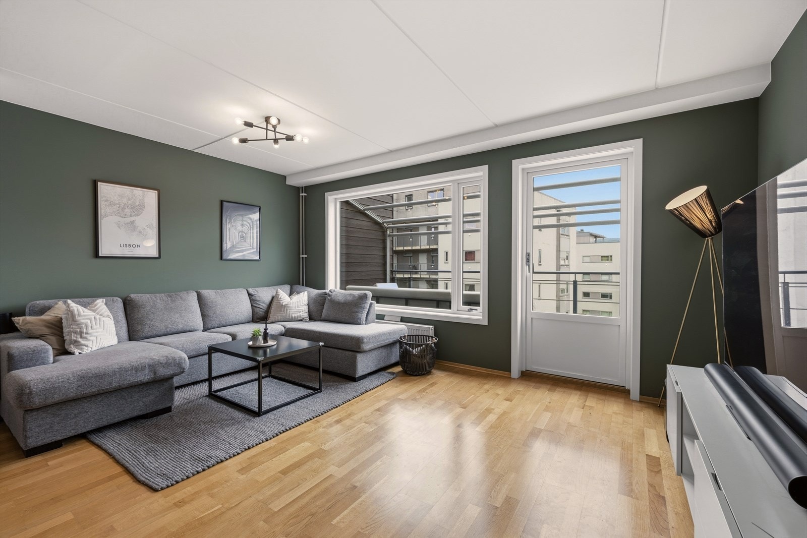 Leiligheten har et lyst og hyggelig allrom med stue, spiseplass og kjøkken. Rommet er malt i moderne farger, og det er parkett på gulvet. Galleribilde