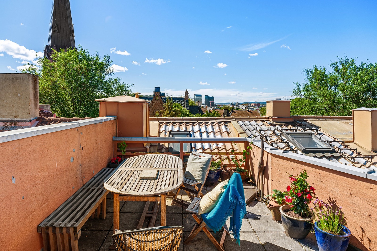 Takterrassen har sittegruppe, grill, flott utsikt og sol fra morgen til kvelds Galleribilde