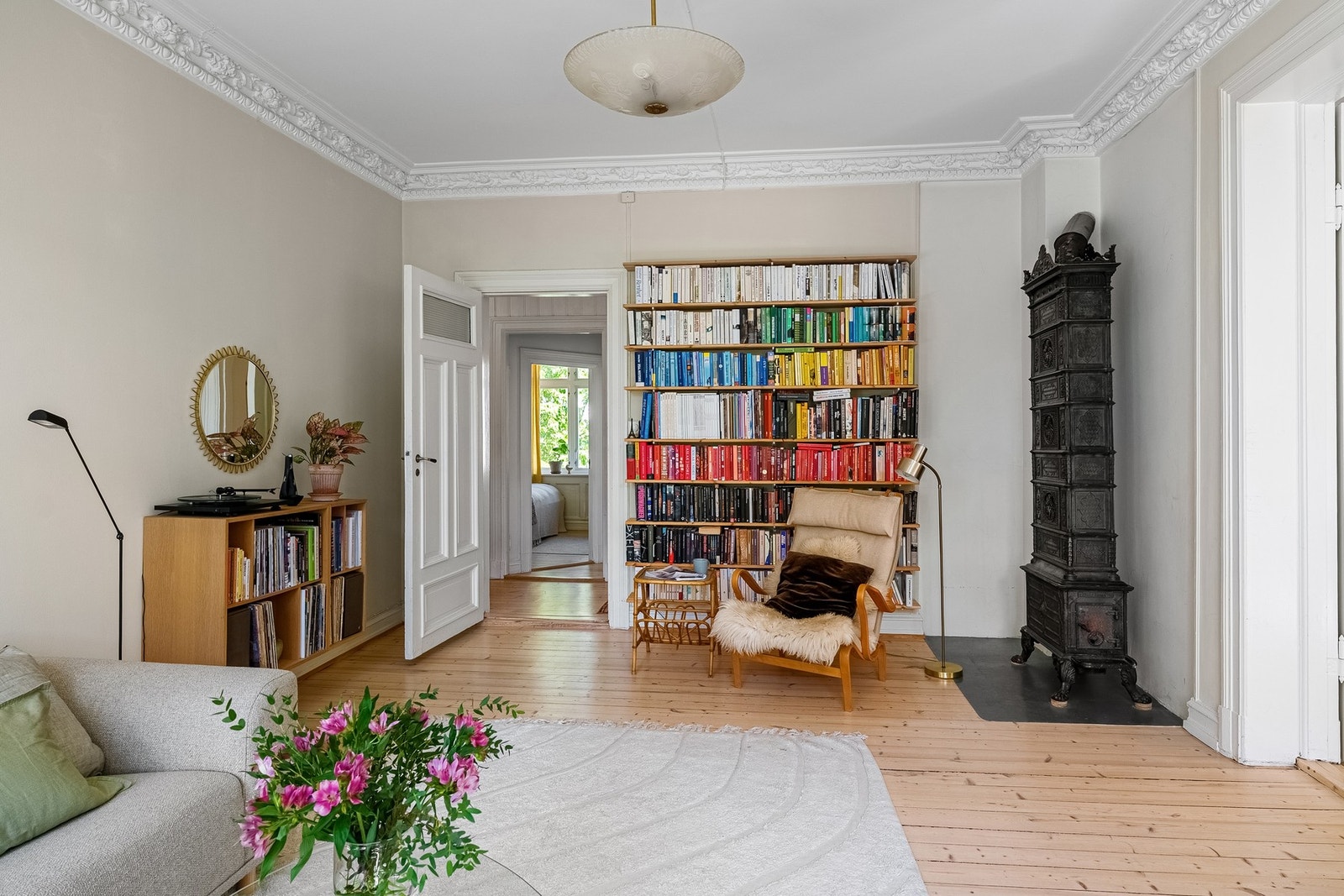 Svært romslig og luftig stue på ca 23 m² med god plass til sittegruppe, tv-krok, bokhyller og reoler Galleribilde