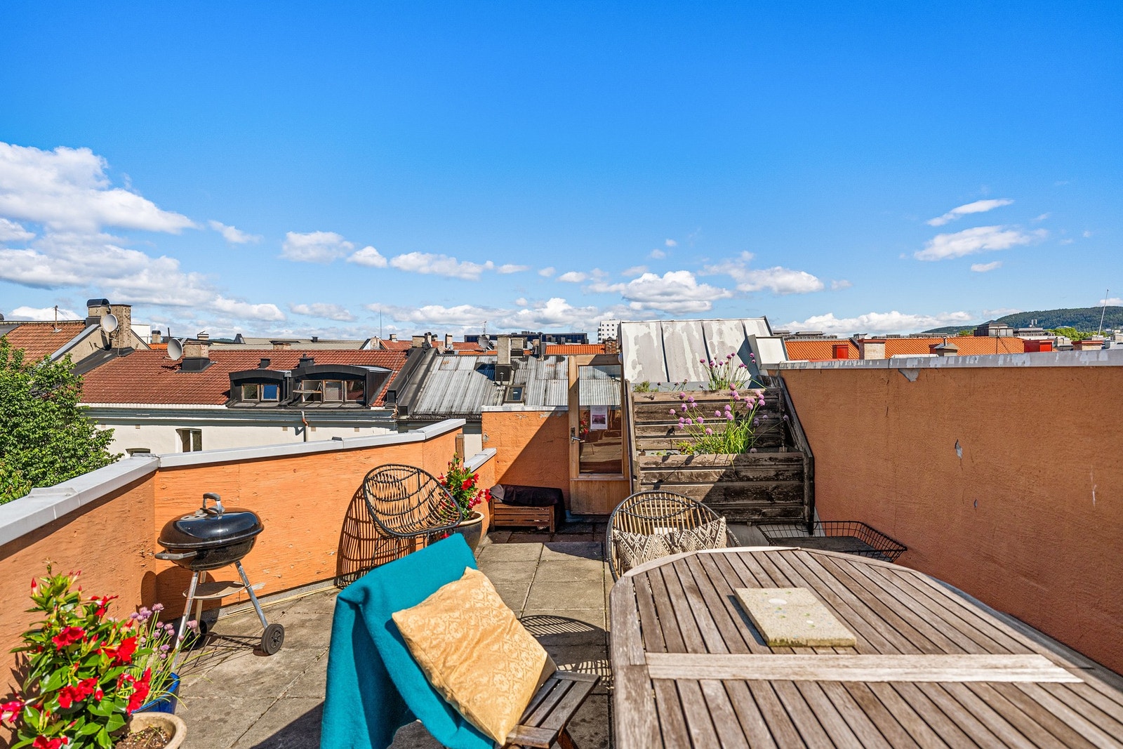Felles, solrik takterrasse på 22 m² i etasjen over leiligheten Galleribilde