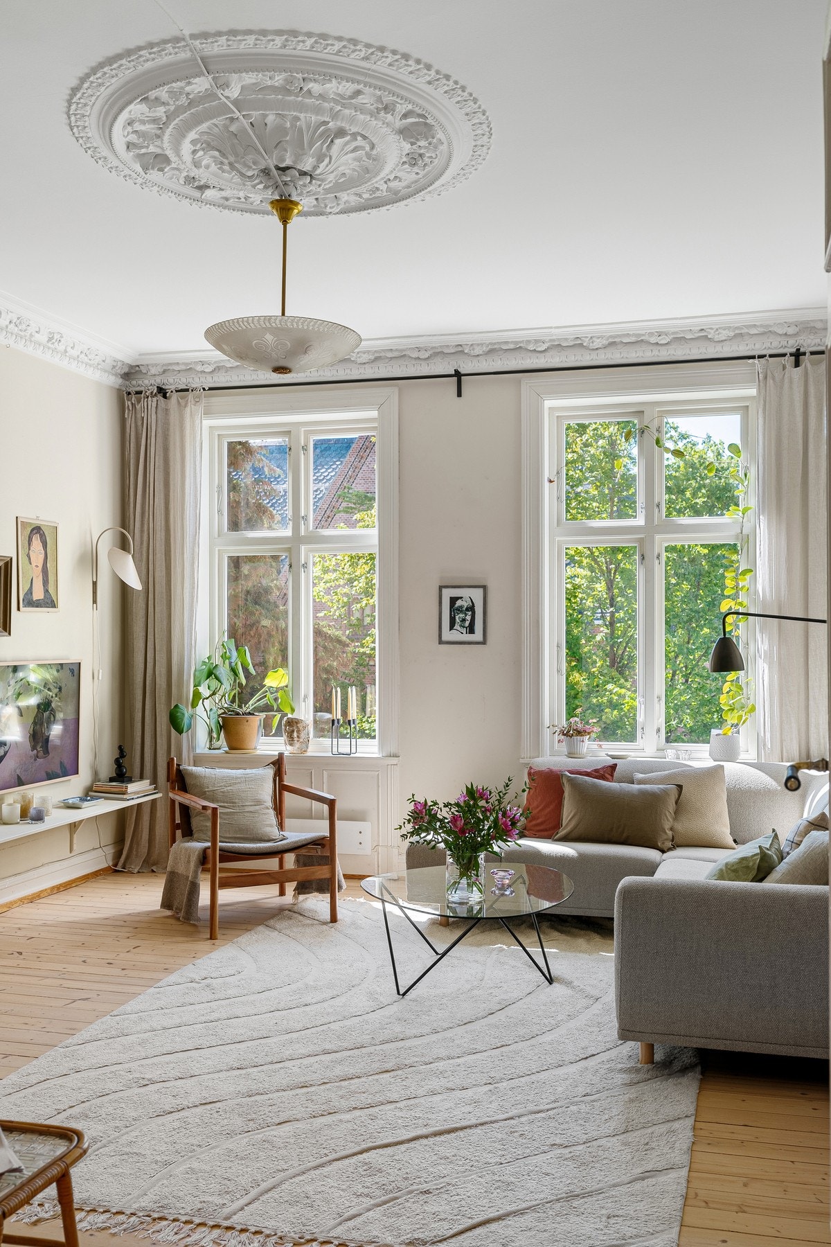 Klassisk leilighet med gjennomgående planløsning, 3 meter takhøyde, rosetter, stukkatur, tregulv og store vindusflater med dype karmer Galleribilde
