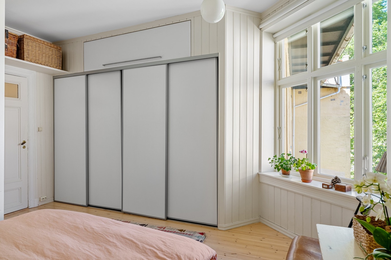 Soverom I vender mot rolig indre gårdsrom og har stor skyvedørsgarderobe Galleribilde