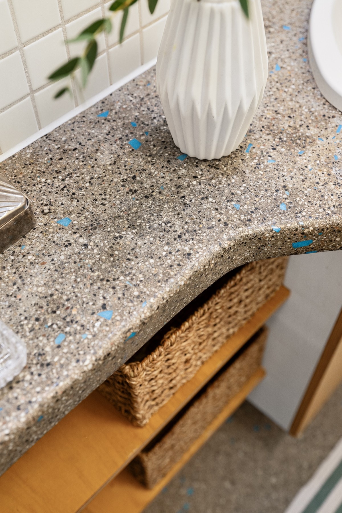 Plassbygget servantinnredning med benkeplate av slipt betong med nedsenket servant og ett-greps armatur Galleribilde