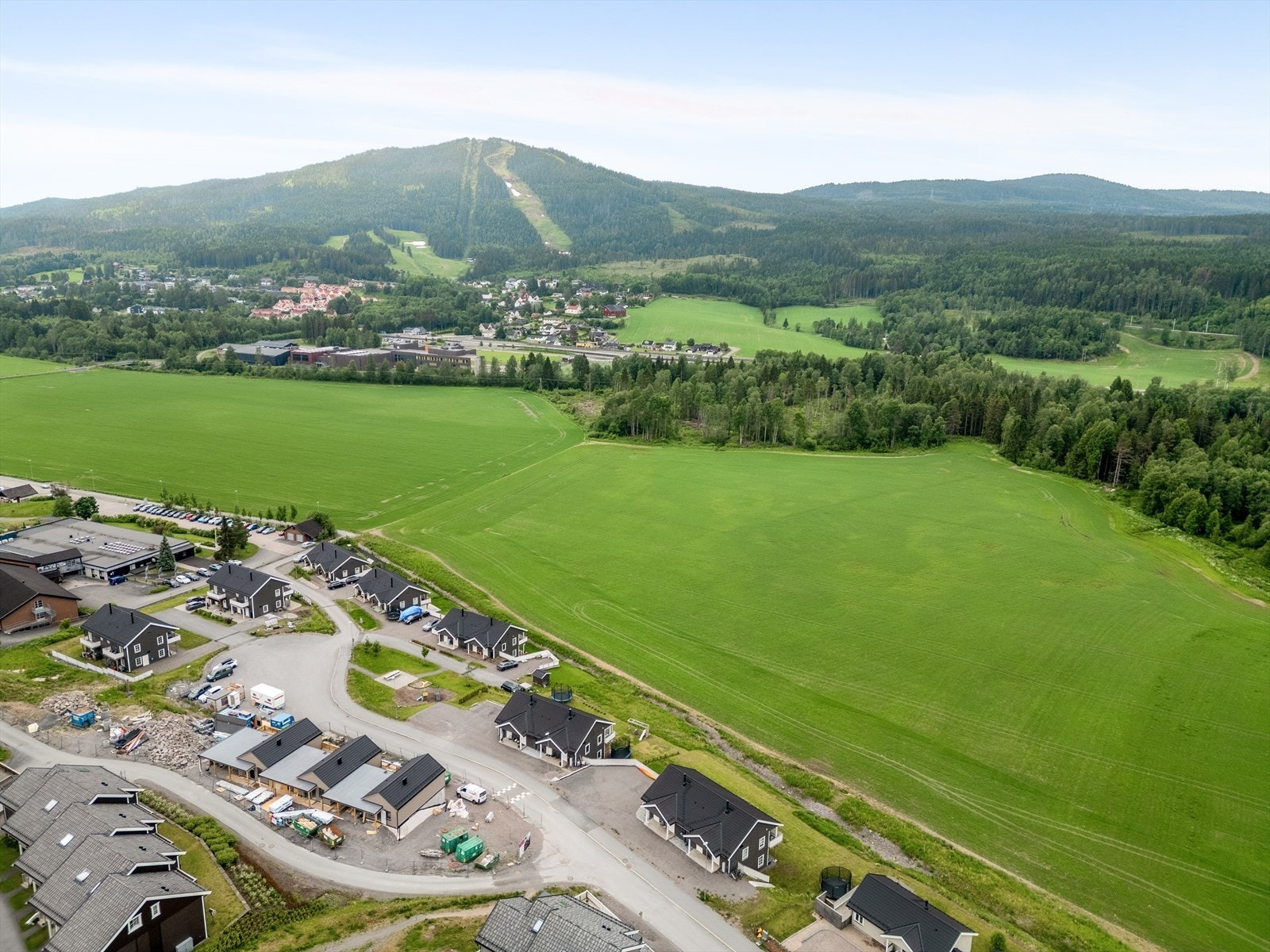 Området byr på rike tur- og friluftsmuligheter, med Varingskollen som et landemerke. Galleribilde