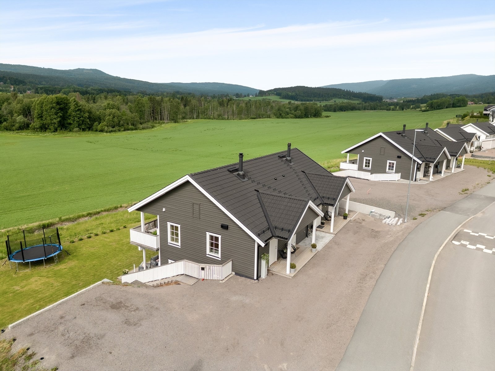 For pendlere er det kun fem minutter med bil til Hakadal stasjon, med tog til Oslo S på 44 minutter. Galleribilde