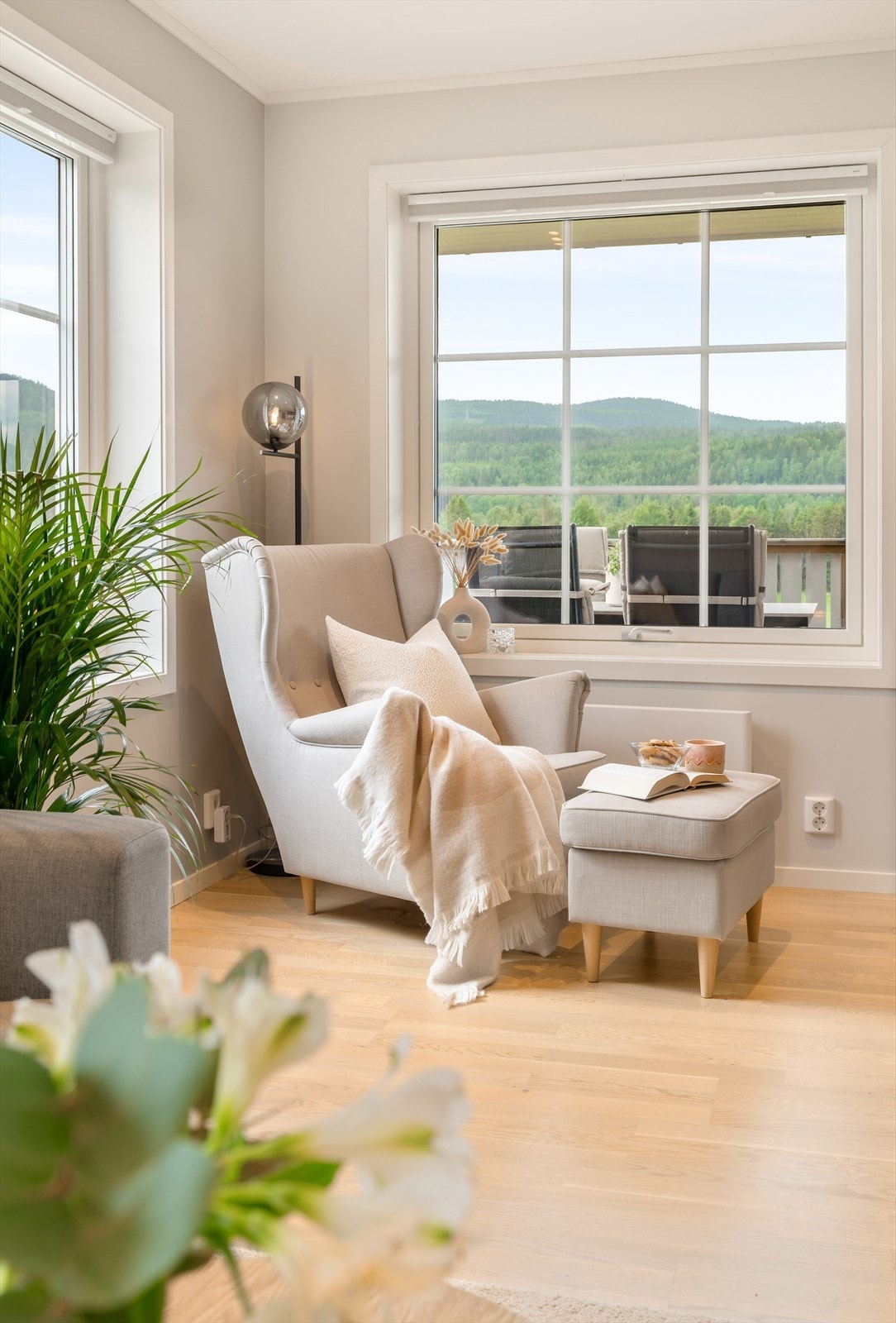 Store vinduer som slipper inn rikelig med dagslys. Galleribilde