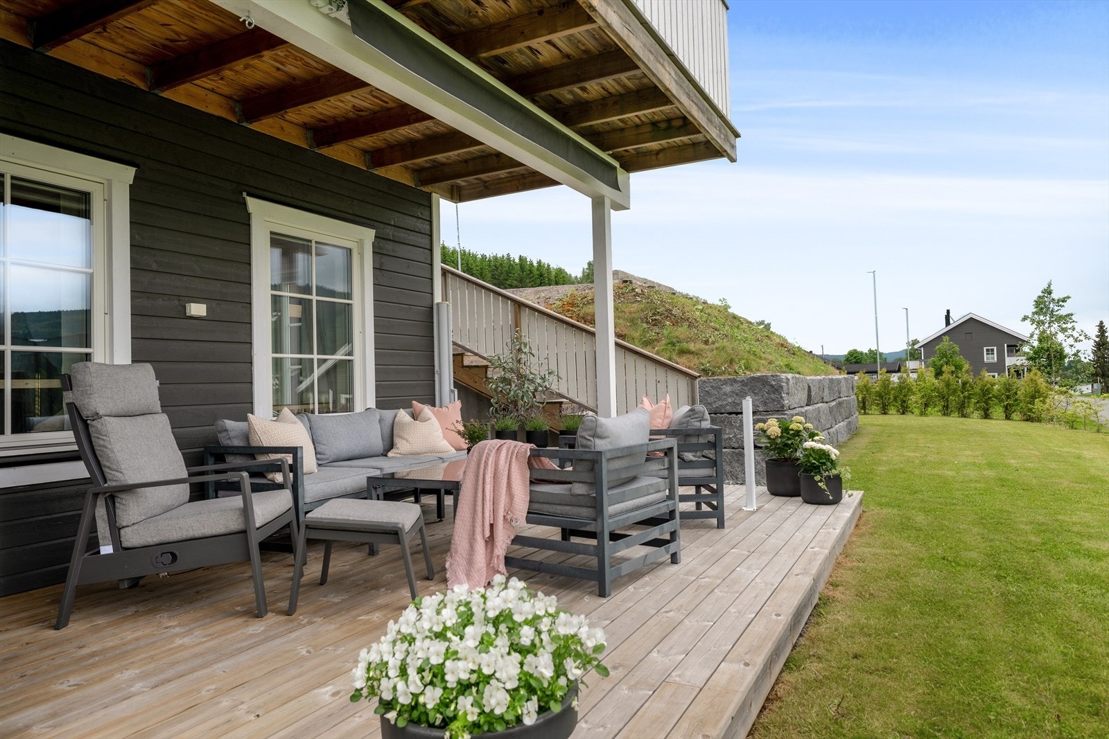Fra stuen i underetasjen er det utgang til en stor, delvis overbygget terrasse. Galleribilde