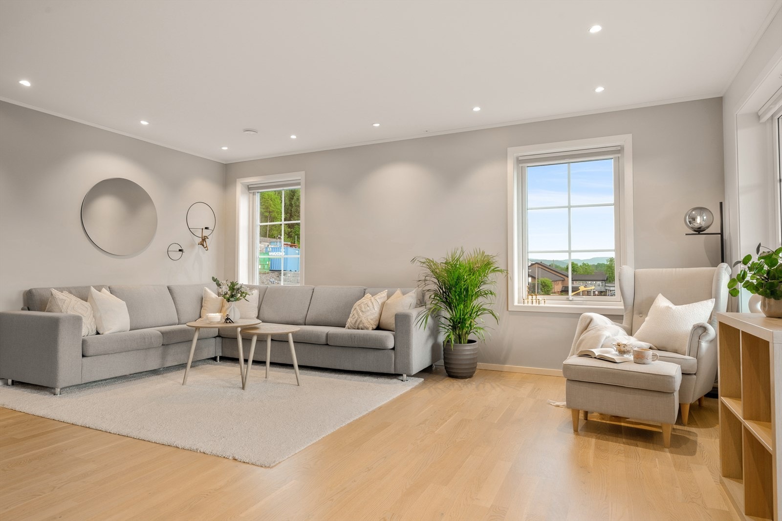 Stuen har god plass til en stor sofagruppe og er et naturlig samlingspunkt. Galleribilde