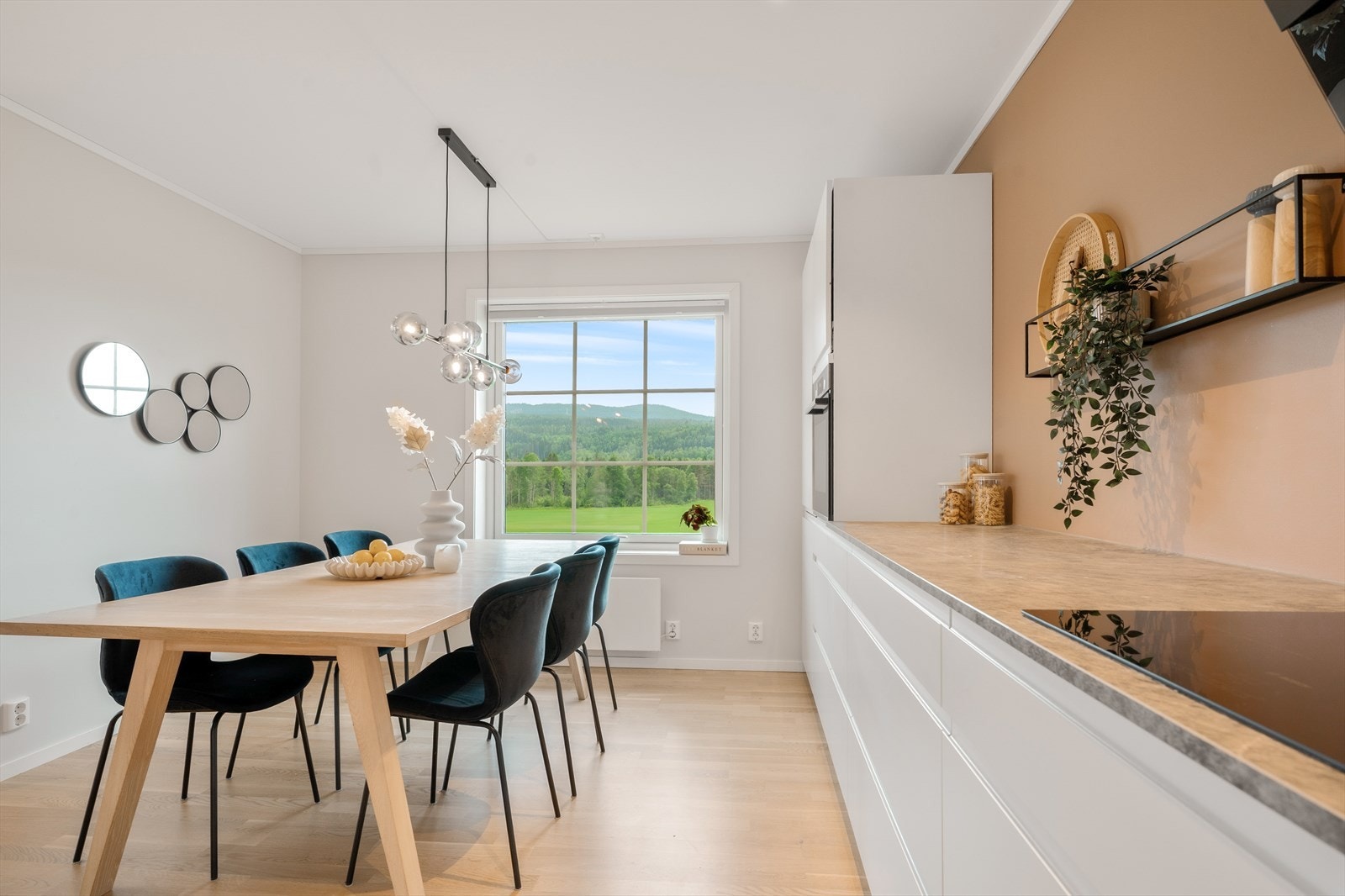 Kjøkkeninnredning med glatte fronter og slitesterk benkeplate. Galleribilde