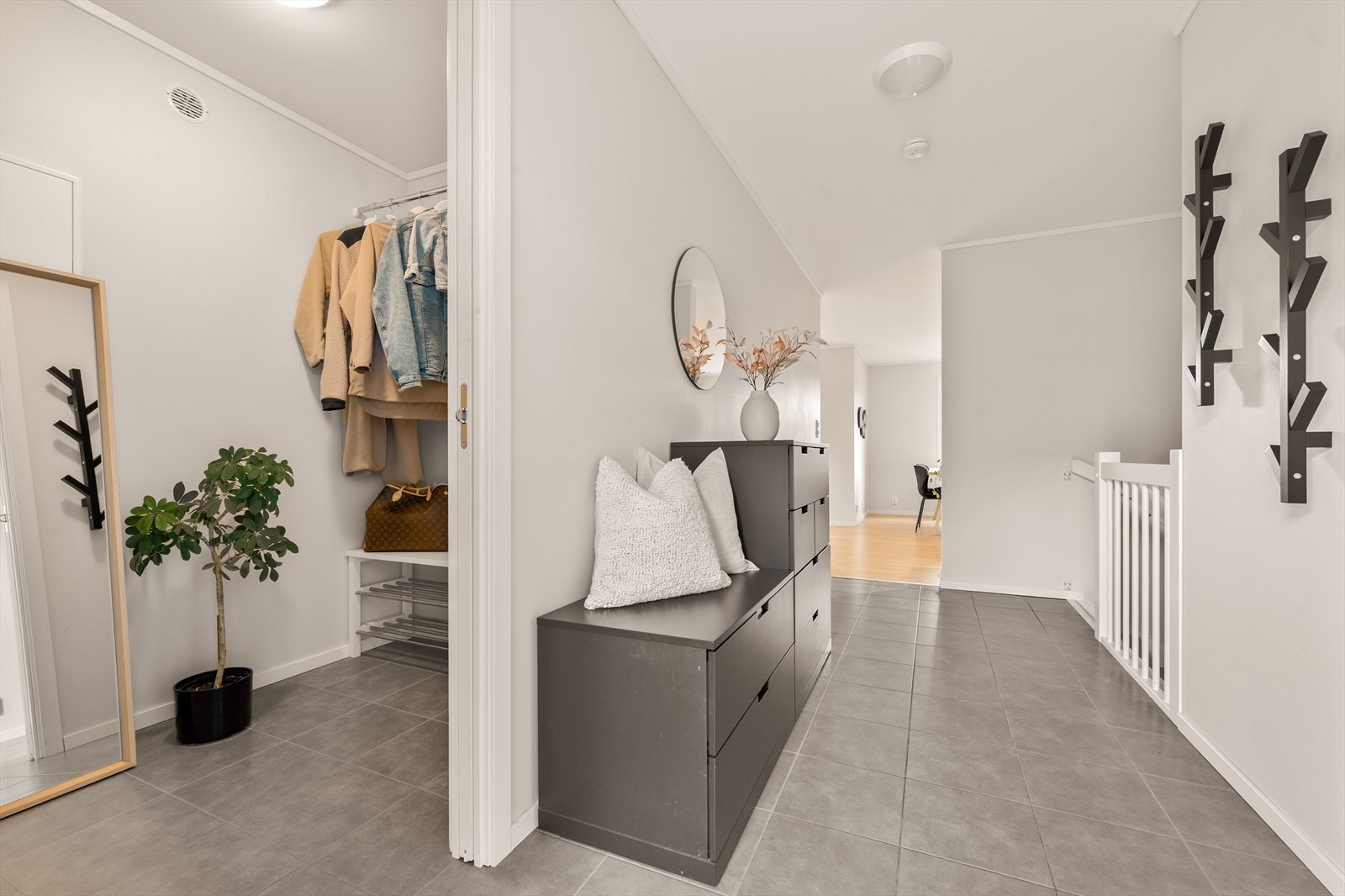 Romslig entré som byr på fliser med varmekabler som sørger for komfort året rundt, samt en tilknytning til en praktisk garderobe/bod. Galleribilde