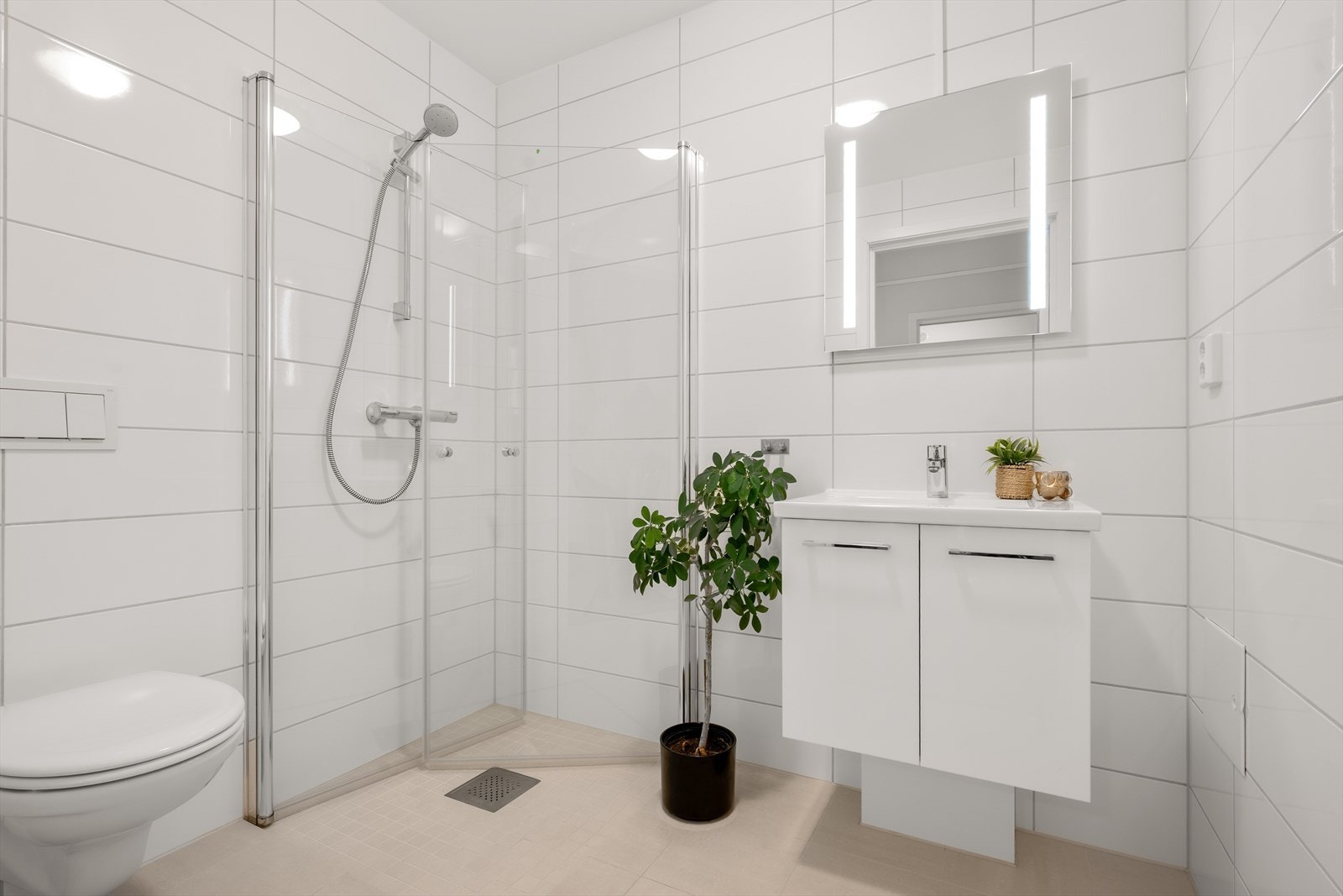 Badet i første etasje er lys og stilrent, samt at det er meget praktisk å ha et bad i hver etasje. Galleribilde