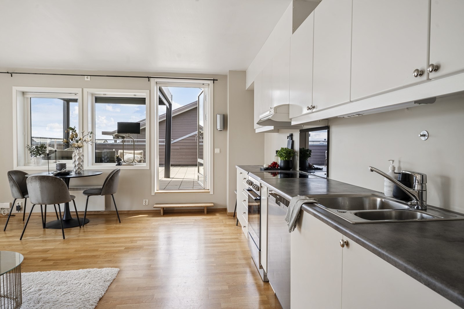 Utgang til romslig terrasse med pergola. Galleribilde