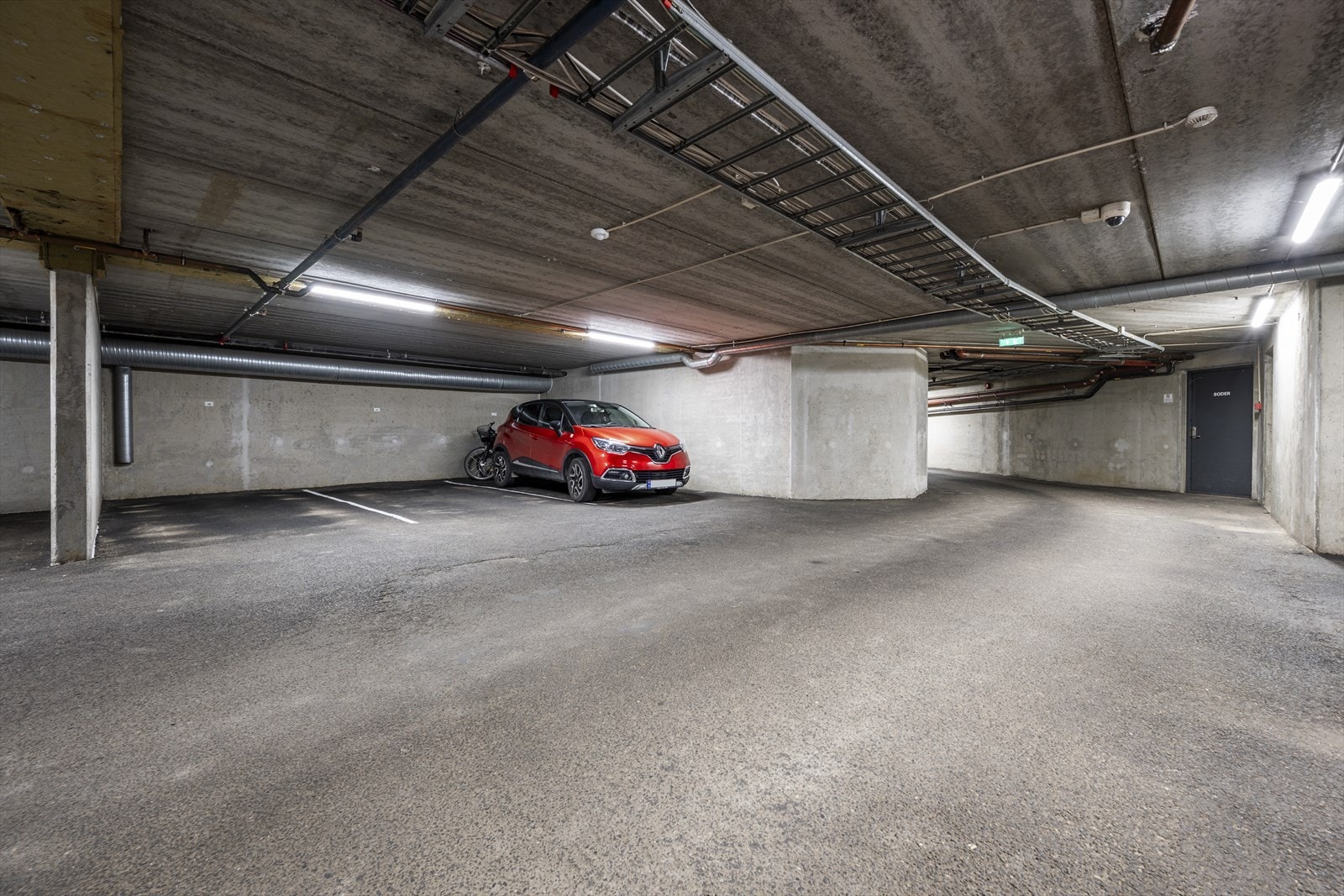 Parker tørkskodd og ta heisen til leiligheten. Galleribilde