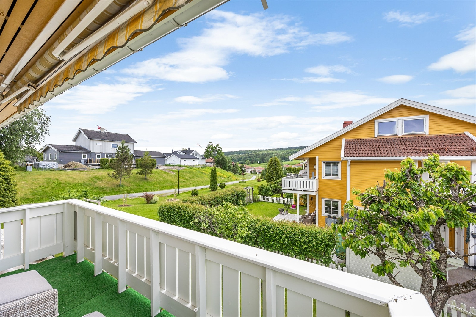Fra terrassen er det utsyn over grønne fellesområder. Galleribilde