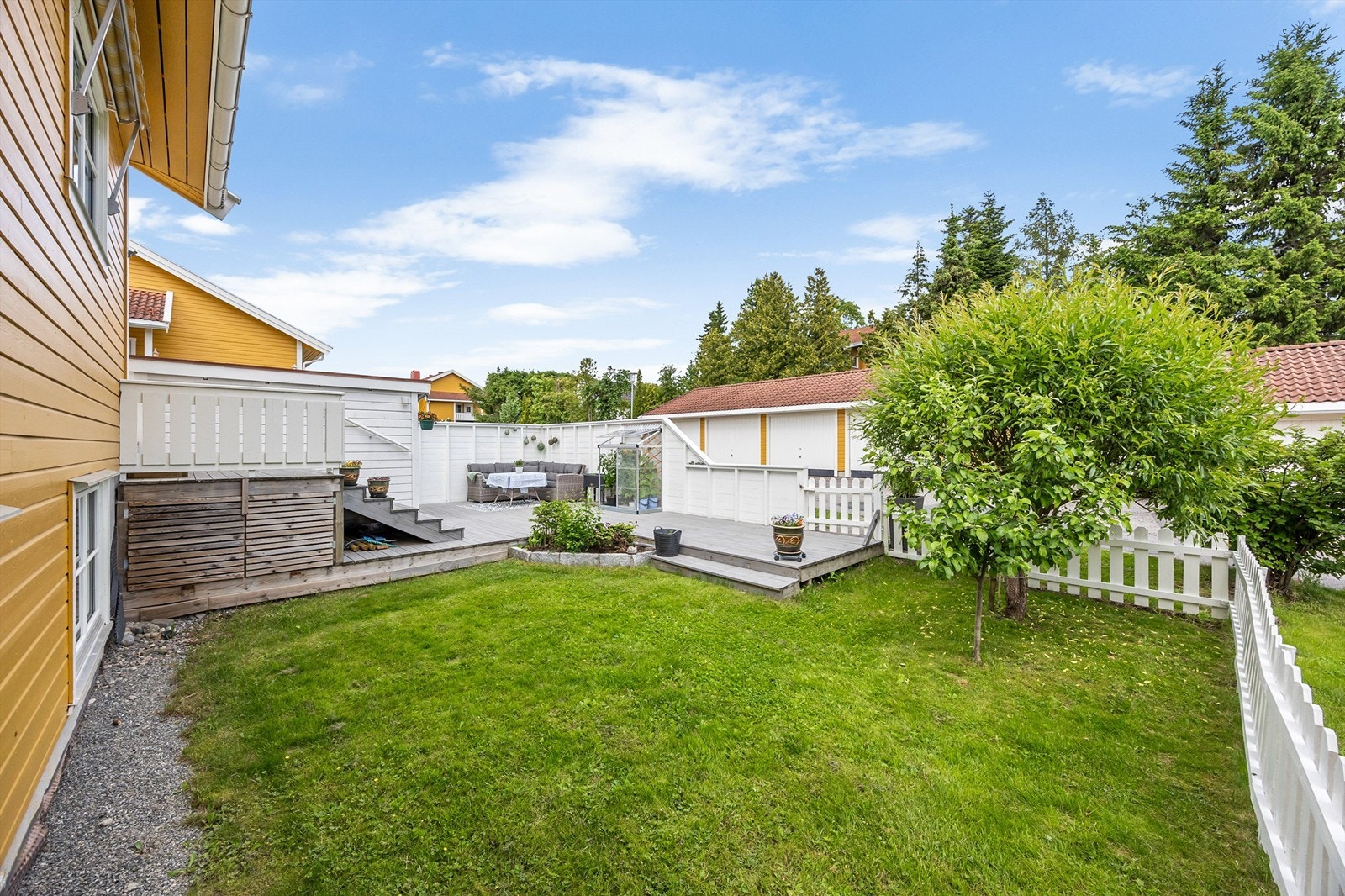 Hagen er pent opparbeidet med plen og beplantning. Galleribilde