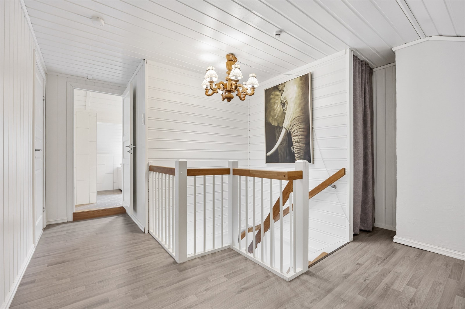 Trappen i tre leder opp til gangen i andre etasje. Galleribilde