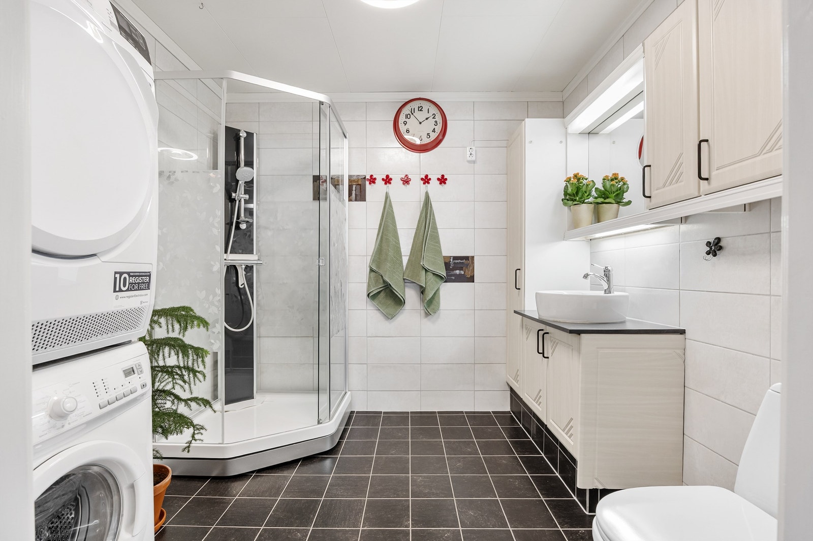 Badet i første etasje er flislagt på gulv og vegger, og har elektrisk gulvvarme. Galleribilde