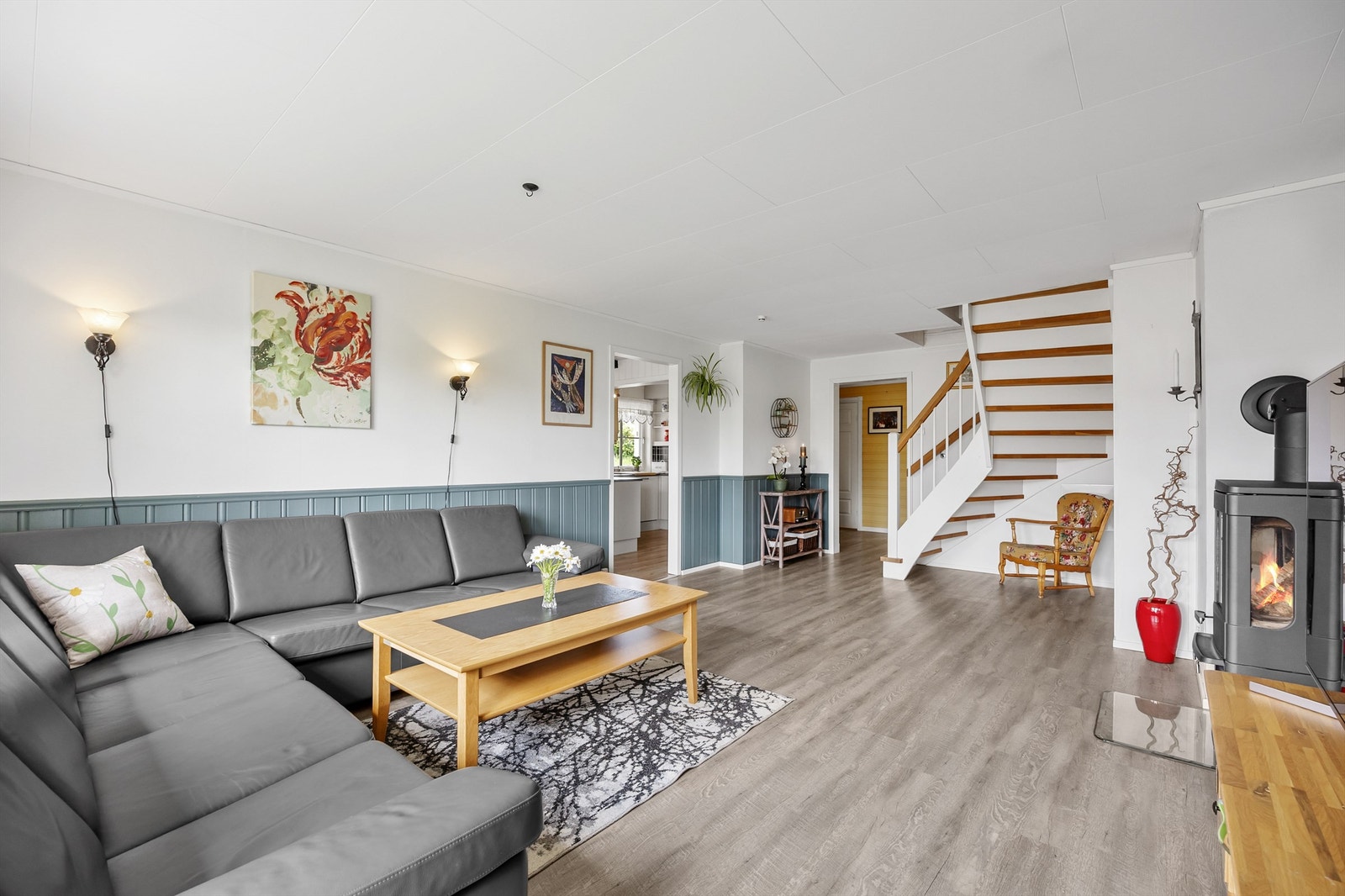 En innholdsrik leilighet over to plan med fire soverom, peisovn i stuen og garasje med elbillader.
Foto: Espen Edin Døhlen Galleribilde
