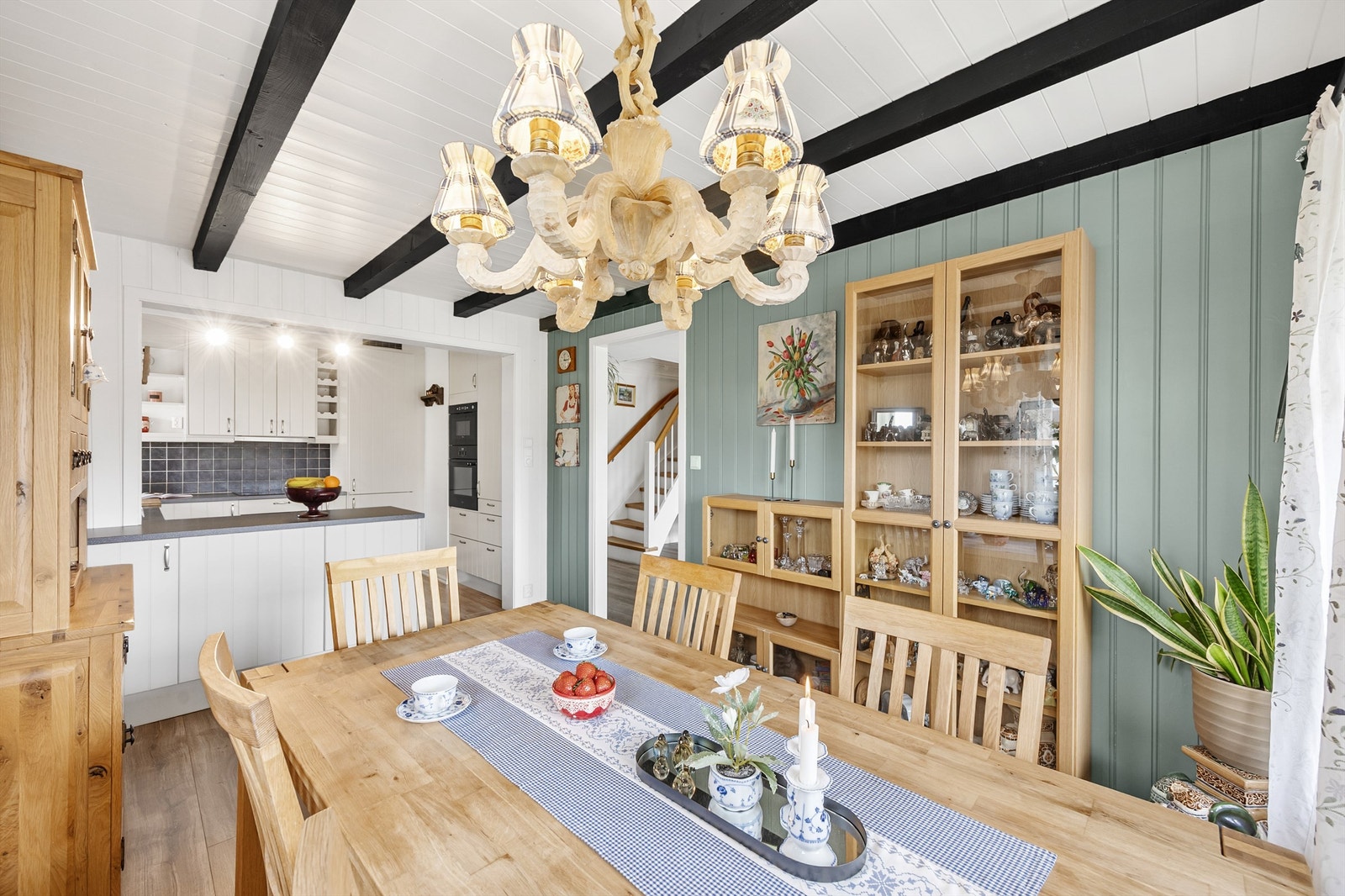 Fra spisestuen ser man trappen som leder opp til andre etasje. Galleribilde