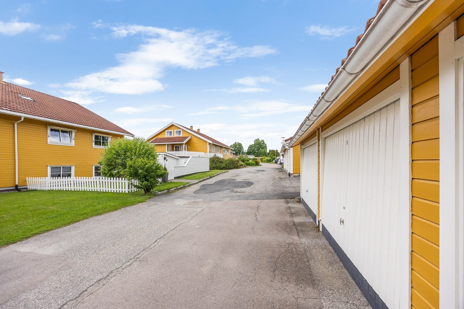 Garasjen er utstyrt med elbillader, som medfølger handelen. Galleribilde
