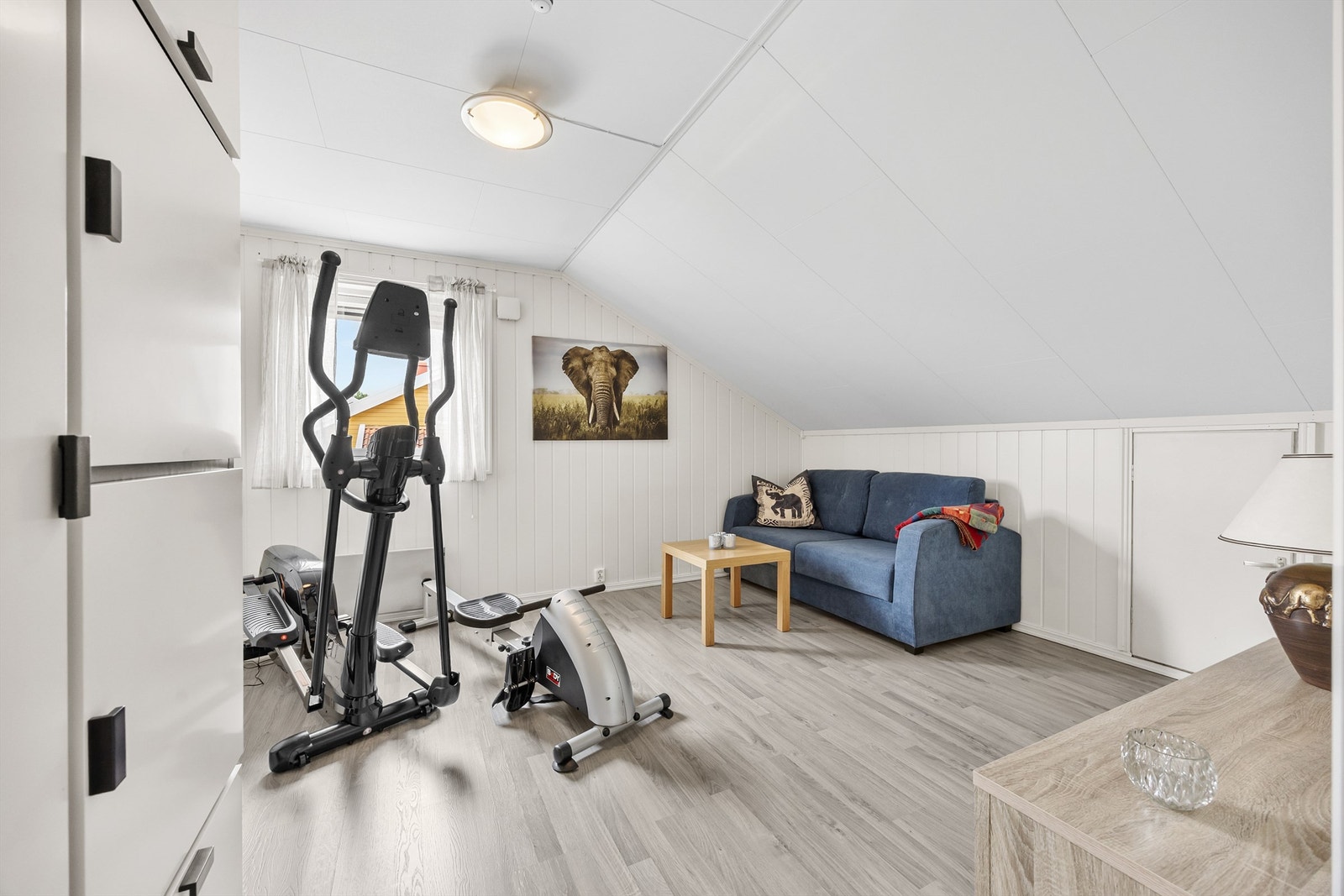 Det fjerde soverommet er i dag innredet som en ekstra stue, et fleksibelt rom for familien. Galleribilde