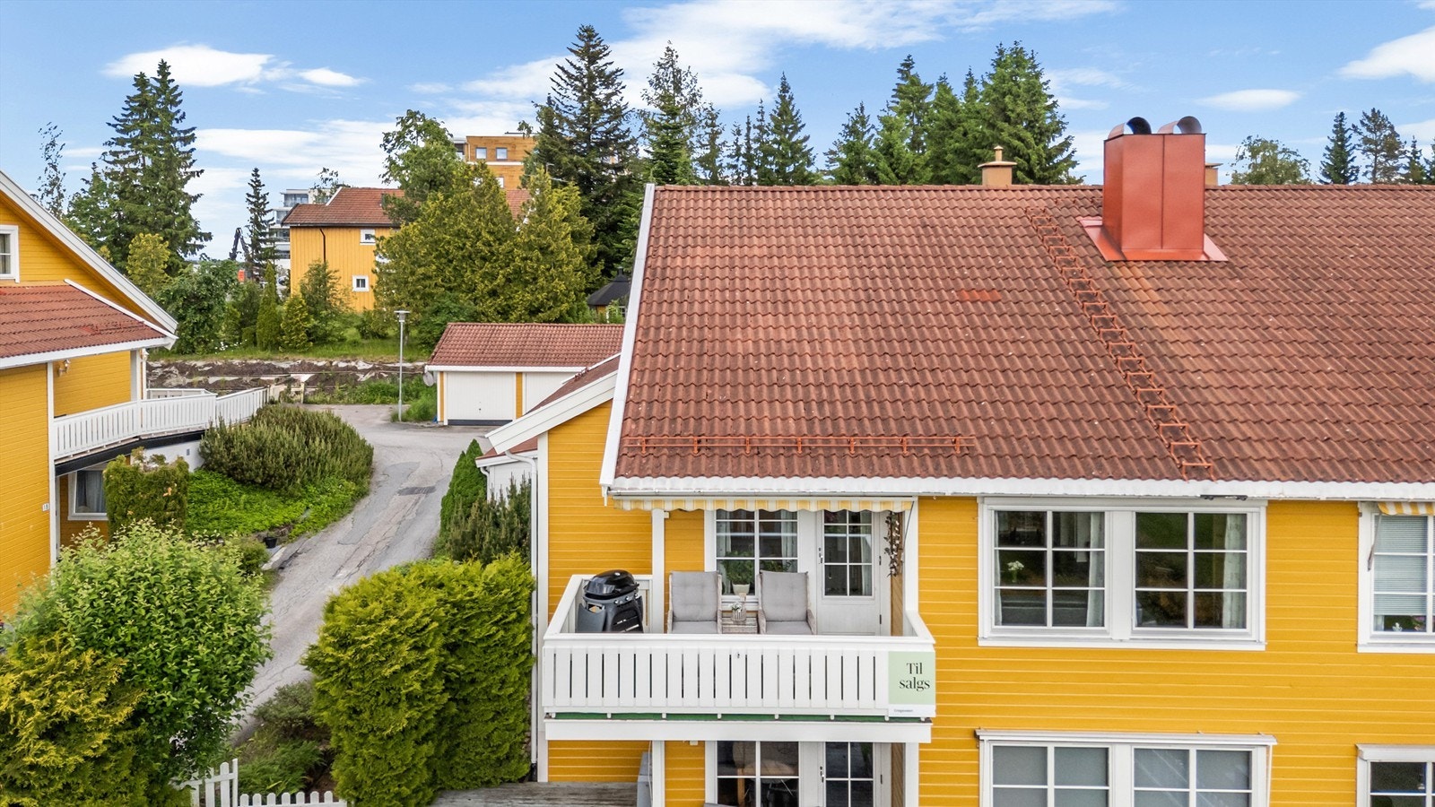 Oversikt over boligen og den tilhørende terrassen. Galleribilde